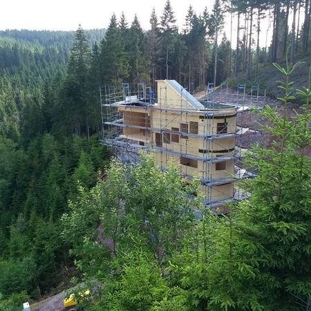 Bauprozess von des Sprungrichterturm in Oberhof von der Seite