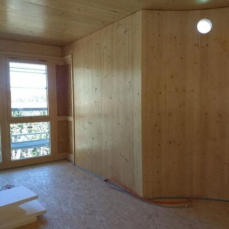Innenansicht eines Raumes mit Holzwänden und Fenster - Sprungrichterturm Oberhof