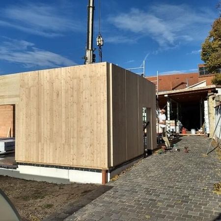 Montage eines Holzrahmenbaus auf Baustelle mit Kran - Wohnhaus I