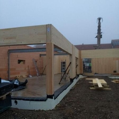Baustelle eines Holzhauses mit offener Struktur bei Nebel - Wohnhaus I