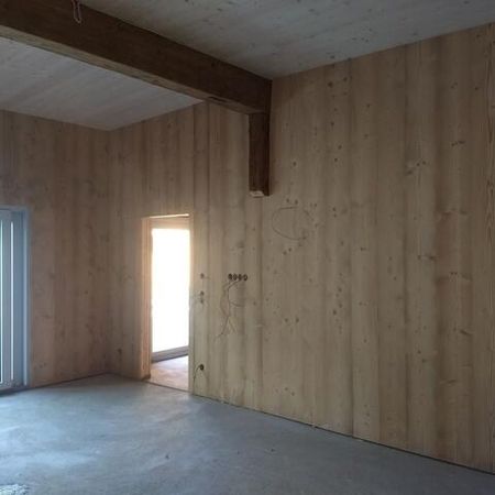 Innenraum mit Holzverkleidung, Türöffnung und Fenster - Wohnhaus II