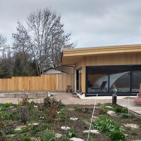 Fertiges Holzhaus mit Garten und großem Fenster - Wohnhaus II