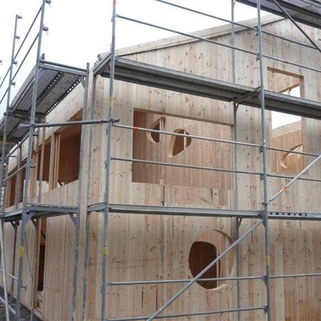 pielscheune mit Gerüst, Holzfassade und runden Fensteröffnungen - Spielscheune Kloster Veßra