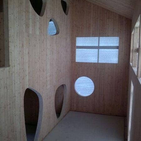 Innenraum einer Holzspielscheune mit kreativen Wandöffnungen - Spielscheune Kloster Veßra