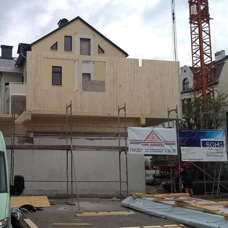 Baustelle eines Geschäftshauses mit Holzelementen in der Innenstadt - Aufstockung Geschäftshaus Ilmenau