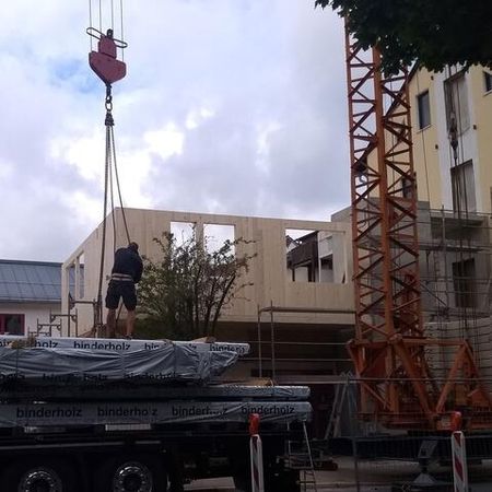Kran hebt Holzelement auf Baustelle zur Gebäudeaufstockung - Aufstockung Geschäftshaus Ilmenau