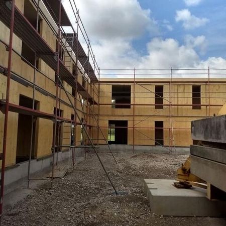 Innenhof einer Senioreneinrichtung im Rohbau mit Holzfassade - Senioreneinrichtung