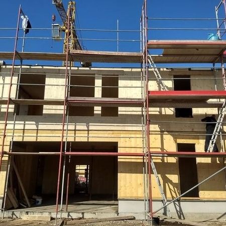 Mehrgeschossiger Holzbau mit Gerüst, Blick auf Fassade - Senioreneinrichtung