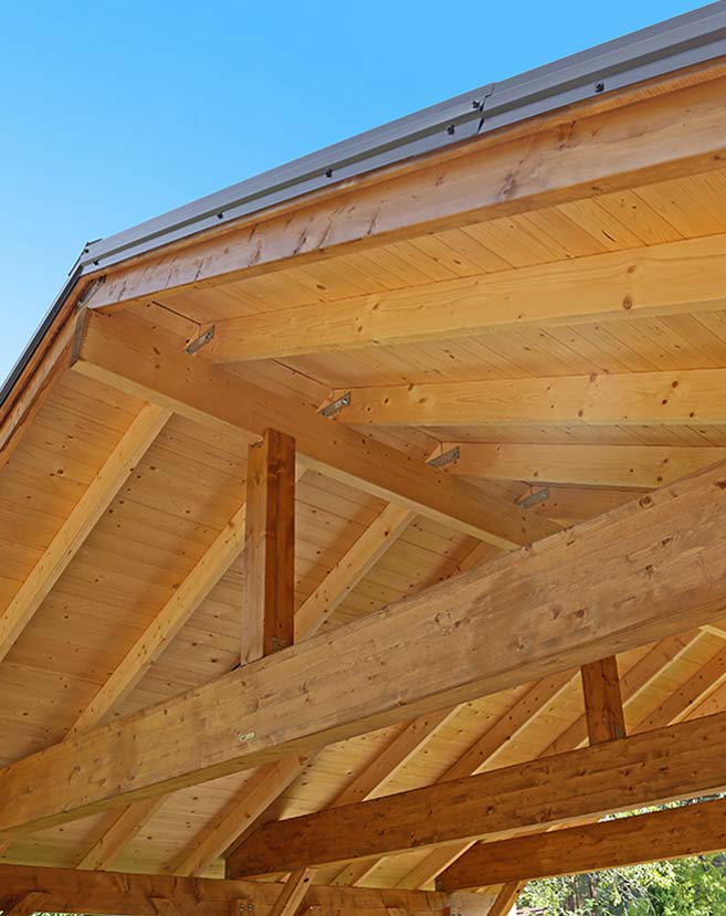 Montage eines neuen Dachstuhls aus Holz