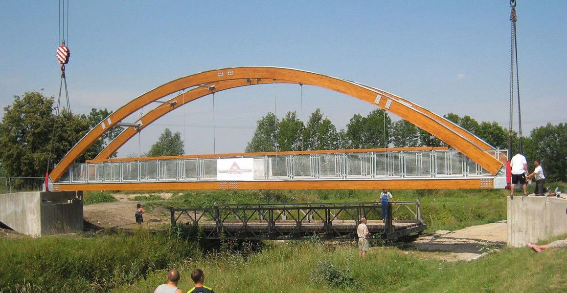 Eine Holzbrücke wird neu verankert