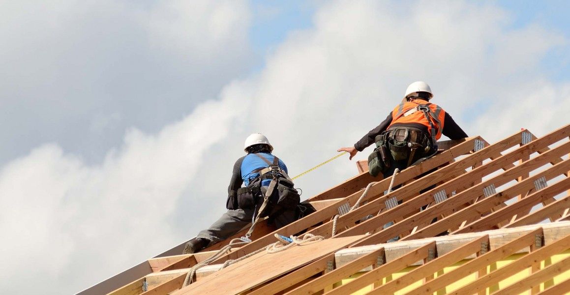 Zwei Männer arbeiten auf dem Dach